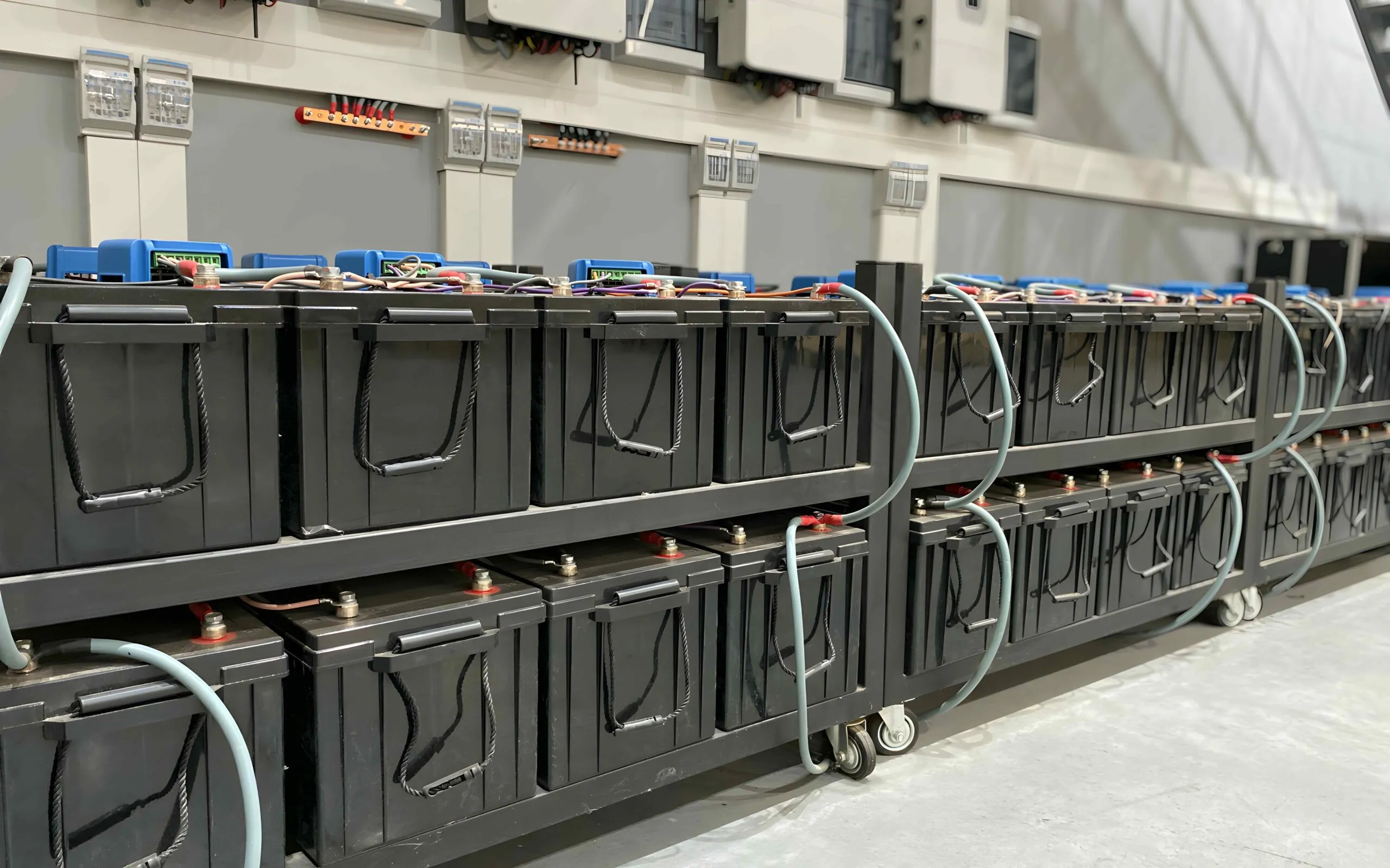 AGM 铅酸电池如何改变关键系统的备用电源